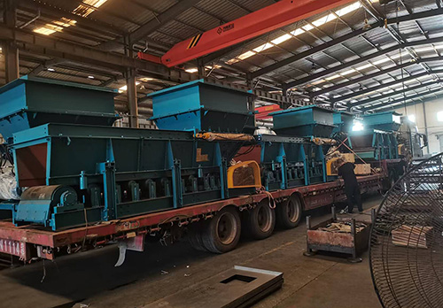 山東礦安機(jī)電有限公司生產(chǎn)的12臺液壓帶式給料機(jī)啟運(yùn)